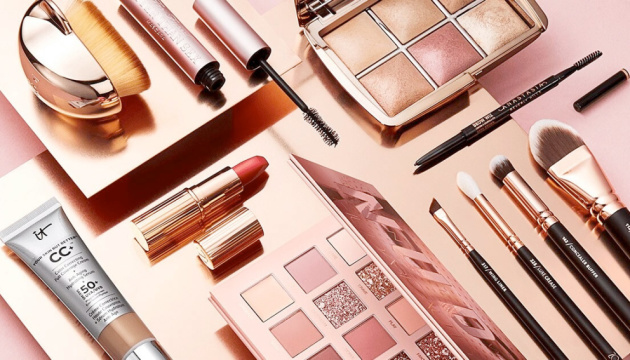 Avon cosmetics packer in Bucharest (Romania)