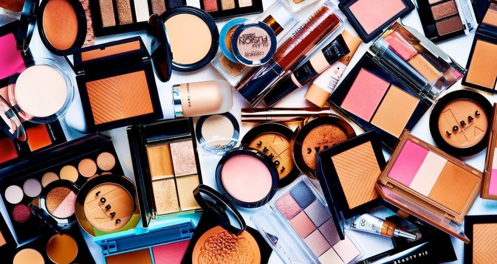 Cosmetics packer for a warehouse in Prague (Czech Republic)